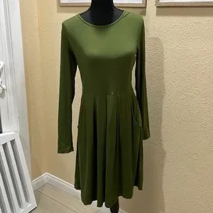 green emerald velvet dress DouBCQ Women's Casual Long Sleeve Flowy Pleated Fall Dresses with Pockets  (0-Black, S) at Amazon Women's Clothing store